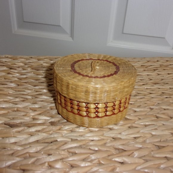 Small Vintage Lidded stash basket - Picture 2 of 4